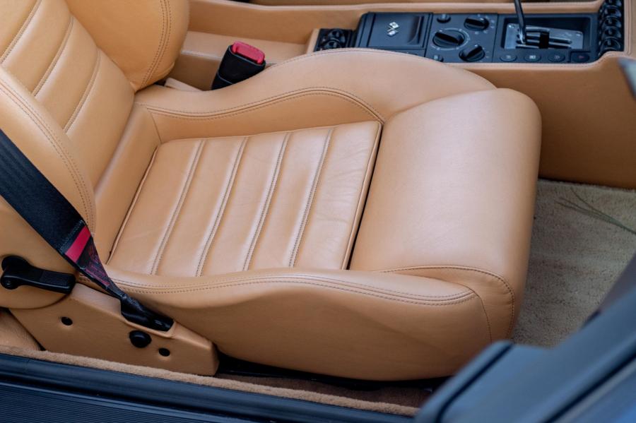 Детали интерьера Ferrari F355 Spider 1995 года  (фото 88 из 149)